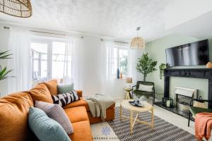 Coventry Beautiful House, University Hospital, M6 M69, Private Parking, Sleeps 6, by EMPOWER HOMES