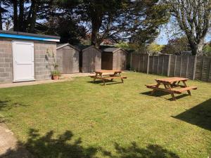 New 2 bedroom first floor apartment close to beach