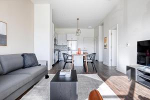 Elmhurst 1br w lounge pool gym nr Metra CHI-864