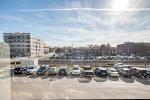 Elmhurst 1br w lounge pool gym nr Metra CHI-864