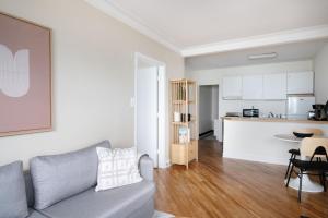 Gold Coast studio w doorman gym 2 blocks to L CHI-916