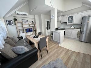 Център Варна апартамент с паркинг за нормална до средно голяма кола