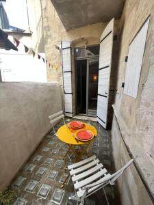 Appartements La maison jaune avec terrasse : photos des chambres