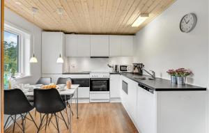 2 Bedroom Nice Home In Fårvang