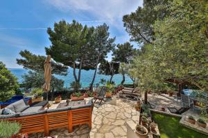 Luxury villa - by the sea, summer kitchen, hot tub, SUP, boat, 5 rooms, wifi, parking - Trogir