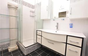 Appartements Nice Apartment In Menton With Wifi : photos des chambres