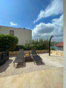 Apartment Tina, Modern, Private SeaView Outdoor Terrace, BBQ, close to beach, 2 bedrooms