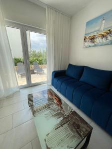 Apt Tina, Modern, Private SeaView Outdoor Terrace, BBQ, close to beach, 2 bedrooms