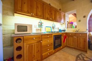 Stunning 3 bedroom Farmhouse with pool