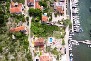 Mila and Jurija Formenti 2 apartments in heart of nautic marina, with heated swimming pool, bikes, Sup, kajak