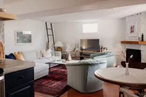 The Dainty Petunia - 皮克顿