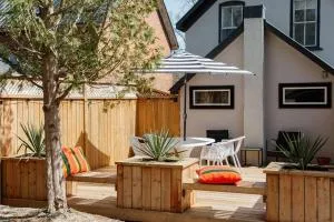 Harbour Main playful century home w private patio - 皮克顿