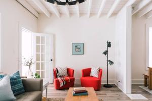 Harbour Main playful century home w private patio