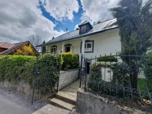 Villa Amalia, centrum Banska Stiavnica, parkovanie pre 2 auta, velka zahrada s krbom, cela Villa Amalia pre 14 osob alebo samostatne nezavisle prve podlazie Villa AMA pre 6 osob alebo samostatne nezavisle podkrovie Villa LIA pre 8 osob,prístup cez PIN-kód - 斯提亚夫尼茲科巴內