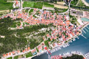 Mila and Jurija Formenti 2 apartments in heart of nautic marina, with heated swimming pool, bikes, Sup, kajak