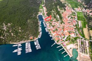 Mila and Jurija Formenti 2 apartments in heart of nautic marina, with heated swimming pool, bikes, Sup, kajak