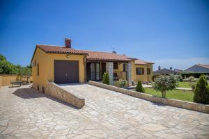 Villa Karin - Mediterranean Charm with Private Pool and Lush Waterfall Gardens