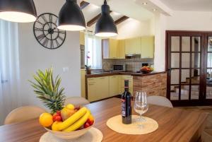 Villa Karin - Mediterranean Charm with Private Pool and Lush Waterfall Gardens