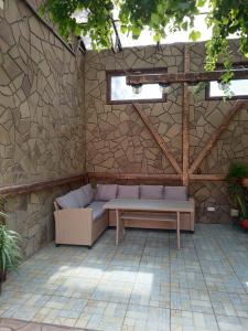 Будинок повністю на центральному проспекті,тепла підлога, вулична зона відпочинку з великим сучасним грилем, два санвузли, три великих ?