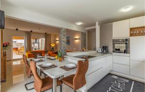 Awesome Home In Vodnjan With Kitchen 