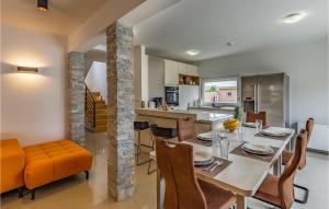 Awesome Home In Vodnjan With Kitchen 