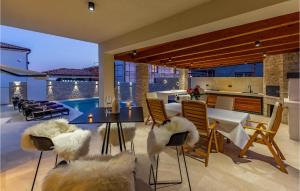 Awesome Home In Vodnjan With Kitchen