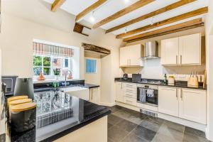 Brand Hill Cottage with Hot Tub