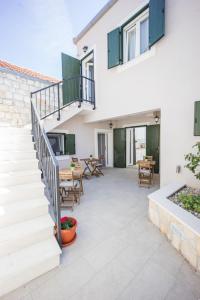 Zlatin Dvor - apartments for 3, terrace, Trogir center, beach at 5-min, BIKE friendly