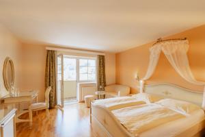 Double Room with Pool View room in Schlössl Hotel Kindl