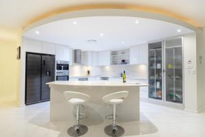 Luxury resort style villa pool by Custom Bnb Hosting