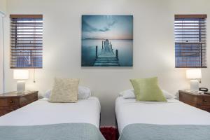 Luxury resort style villa pool by Custom Bnb Hosting