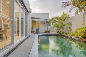 Luxury resort style villa pool by Custom Bnb Hosting