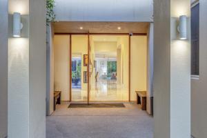 Luxury resort style villa pool by Custom Bnb Hosting