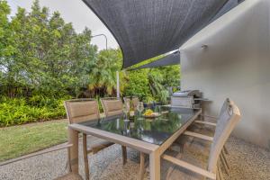 Luxury resort style villa pool by Custom Bnb Hosting