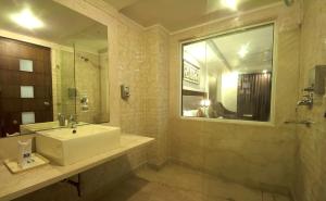 Hotel Le Roi Near New Delhi Railway Station