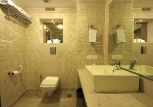 Hotel Le Roi Near New Delhi Railway Station