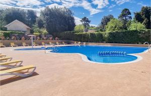 Campings Beautiful Caravan In Saint-georges-de-didon With Outdoor Swimming Pool, Wifi And 3 Bedrooms : photos des chambres