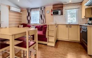 Campings Beautiful Caravan In Saint-georges-de-didon With Outdoor Swimming Pool, Wifi And 3 Bedrooms : photos des chambres