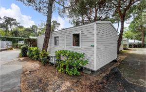 Campings Beautiful Caravan In Saint-georges-de-didon With Outdoor Swimming Pool, Wifi And 3 Bedrooms : photos des chambres