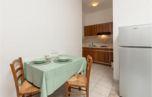 Beautiful Apartment In Pavicini With Wifi