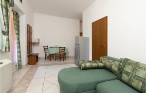 Beautiful Apartment In Pavicini With Wifi