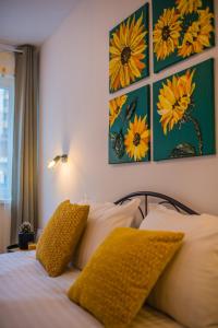 Kitty Sunflower Apartment