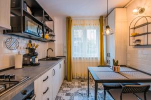 Kitty Sunflower Apartment