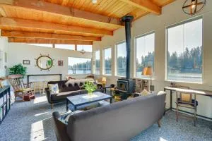 Gorgeous Allyn Getaway - No-Bank Waterfront! - Allyn