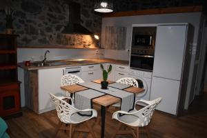 La Antigua Cuadra es un alojamiento de piedra y altos techos de madera con mucho encanto, jardín privado con barbacoa y acceso al río Asón