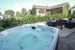 Brae Fell Cottage, Sebergham, Nr Caldbeck dog friendly and hot tub