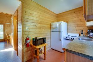 Cozy Columbia Cabin with Shared Lake Dock!