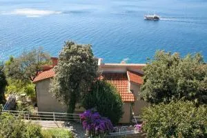 Apartments by the sea Stanici, Omis - 1028 - Tice