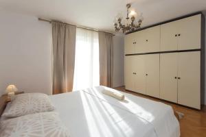 Family-friendly apartments with swimming pools Kastel Kambelovac, Kastela - 20935