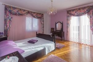 Family-friendly apartments with swimming pools Kastel Kambelovac, Kastela - 20935